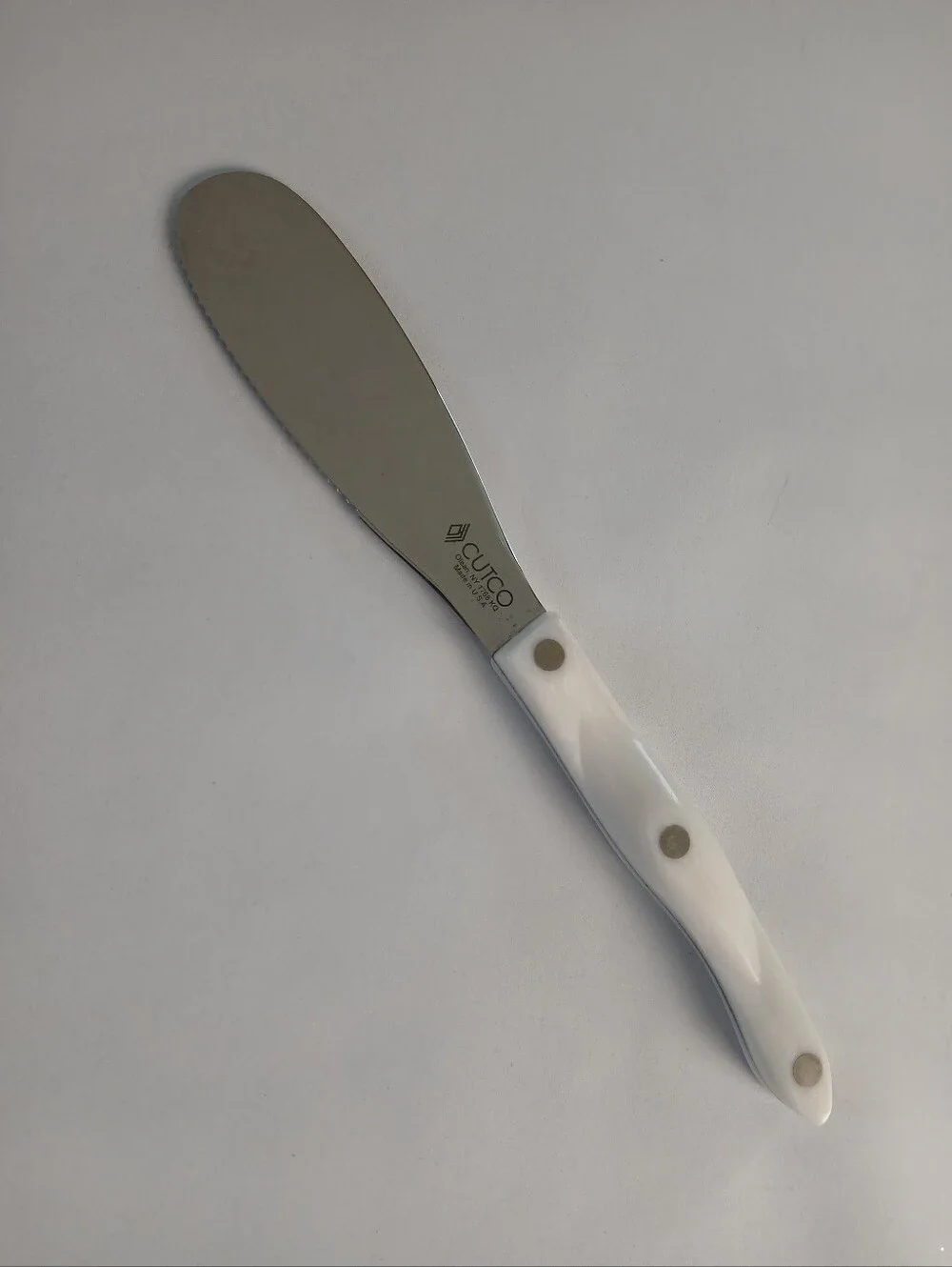 Cutco Serrated Spreader Knife 1768KQ With Pearl White handle Perfect Condition